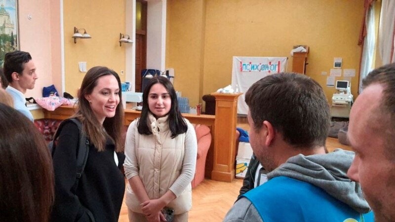 Амэрыканская акторка Анджэліна Джалі наведвае Ўкраіну з гуманітарнай місіяй