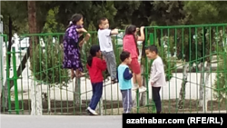 Дети играют на улице Ашхабада (Иллюстративное фото)
