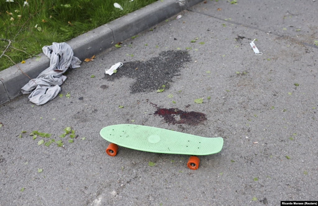 Një skatebord fëmijësh shihet në një trotuar me njolla gjaku në Parkun Qendror Maksim Gorky pas granatimeve në qendër të Harkivit, më 3 maj. Qyteti i dytë më i madh i Ukrainës është përballur me sulme të ashpra ruse, veçanërisht në zonat civile, që nga fillimi i luftës.