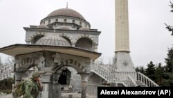 Маріупольська мечеть була пошкоджена Росією у квітні 2022 року. Тепер окупаційна влада її показово відновлює