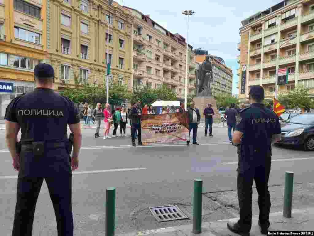 МАКЕДОНИЈА - Со автомобили вработените во Управата за водење матични книги протестот го започнаа од пред Собранието кон министерство за правда. Улиците во центарот на градот беа блокирани. Се очекува по протестот претставници на Независниот сидникат на управата за водење матични книги да се сретнат со министерот за правда Никола Тупанчевски.