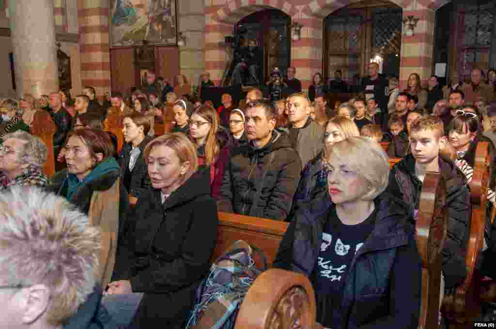 Vjernici nakon mise provode vrijeme o obitelji.