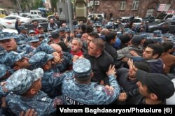 პოლიციამ ალყა შემოარტყა დემონსტრანტებს, ერევანი, 3 მაისი.