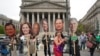 Demonstranti drže fotografije sudija Vrhovnog suda na protestima protiv zabrane abortusa, 3. maja 2022. u Njujorku