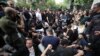 Протестующие возле здания Национального собрания Армении, 4 мая 2022 года 