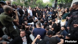 Протестующие у здания Национального собрания Армении, 4 мая 2022 года