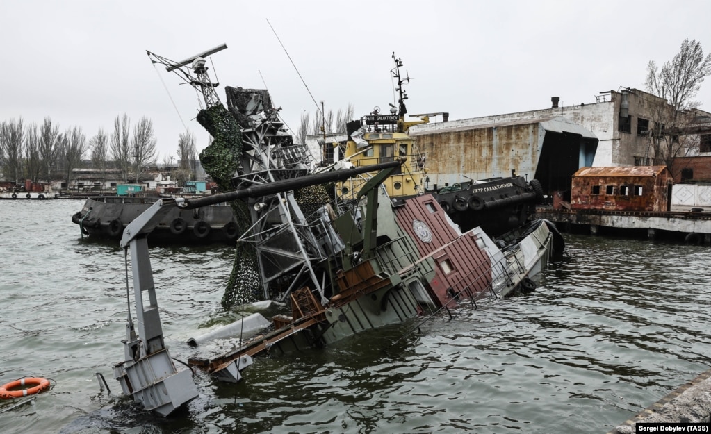 Një anije ukrainase e shkatërruar nga sulmet ruse në portin e Mariupolit në prill të këtij viti.