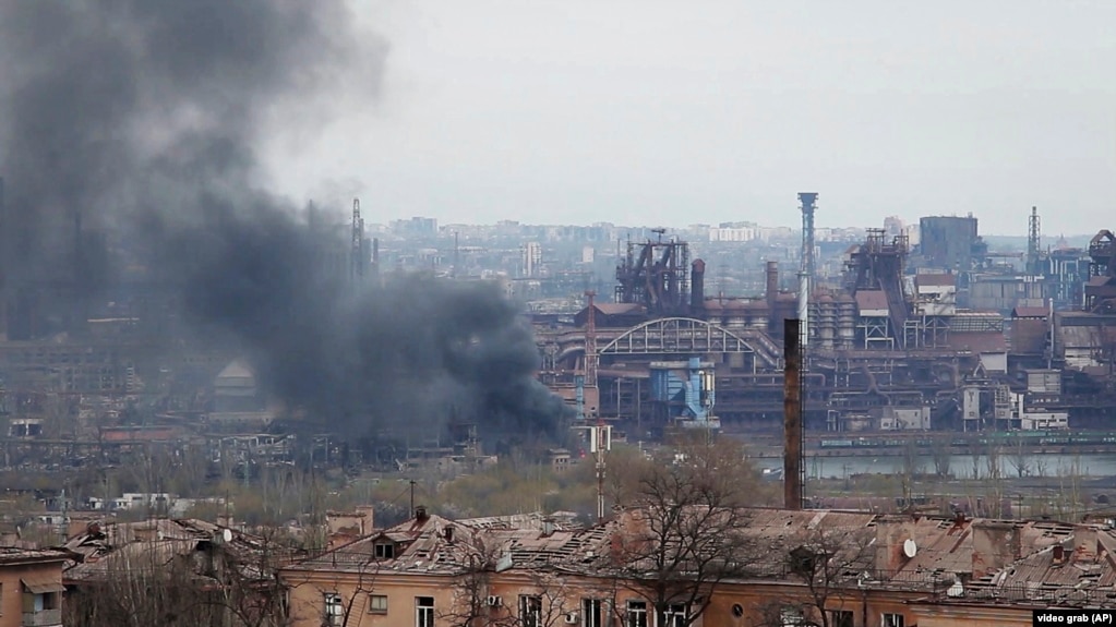 Nga fabrika e çelikut, Azovstal, në Mariupol ngrihet tym më 3 maj. Komiteti Ndërkombëtar i Kryqit të Kuq konfirmoi se disa dhjetëra civilë u larguan të sigurt nga uzina gjatë një operacioni evakuimi.