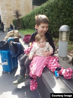 Asia și Vladislav, copiii Anastasiei. Cei trei cu petrecut o perioadă în România, după care au plecat în Israel. Înainte de a se întoarce în Ucraina, aceștia au mai stat o zi în București.
