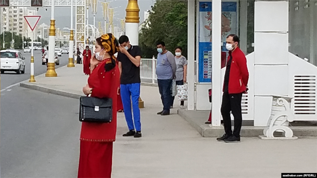 Пассажиры на автобусной остановке. Требование ношения масок остается в силе.&nbsp;Ашхабад, май, 2022&nbsp;