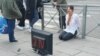 Петербург: приковавшую себя к ограде активистку оштрафовали за "фейки"