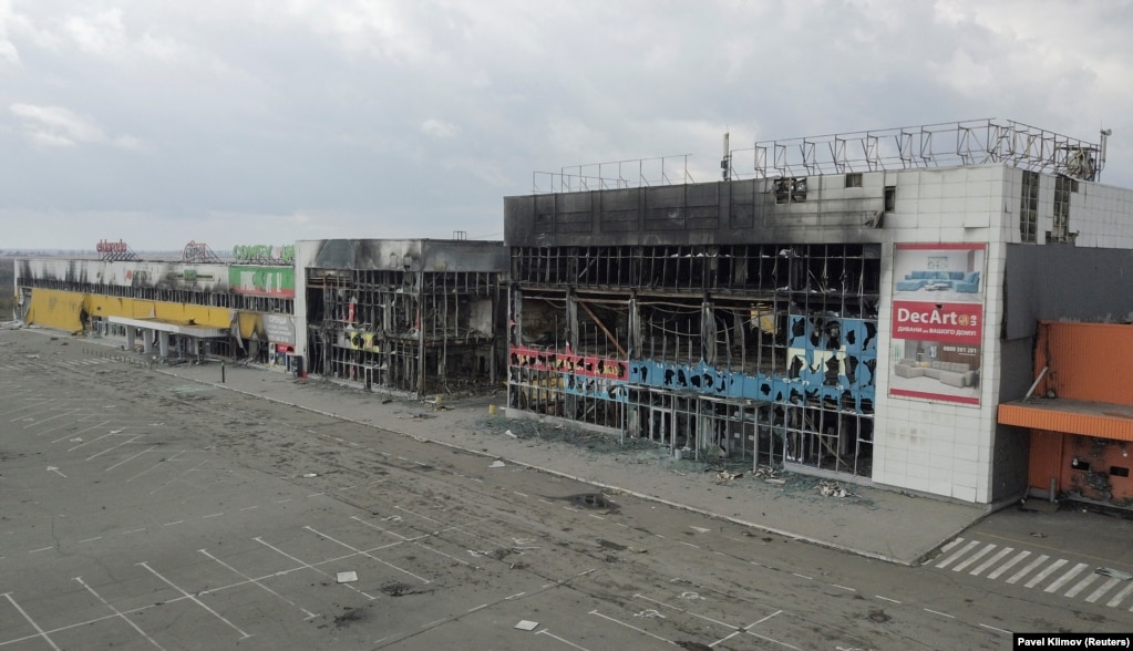 Qendra tregtare në periferi të Mariupolit e fotografuar në prill të këtij viti, shihet e shkatërruar nga luftimet.