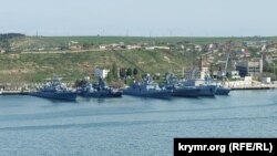 Біля Куриної пристані пришвартовано шість кораблів Чорноморського флоту та захоплений у 2014 році корабель ВМС України «Славутич»