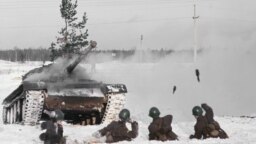 Руски военни тренират с гранати RKG-3 край Санкт Петербург през 1978 г.