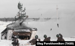 Совет армиясы сарбаздары әскери жаттығу кезінде танкіге қарсы РКГ-3 гранатасының муляжын лақтырып жатыр. Ленинград облысы, 1978 жыл.