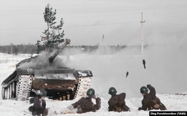Съветски войници трнират с гранати RKG-3 срещу танк грай Санкт Петербург, 1978 г.