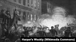 Demonstrațiile din piața Haymarket din Chicago au început pe 1 mai, dar au degenerat trei zile mai târziu în lupte violente, în care au murit atât manifestanți cât și polițiști, iar unii conducători ai revoltei au fost condamnați.