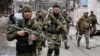 A csecsenföldi Ahmat önkéntes zászlóalj emberei járőröznek a mariupoli vas- és acélműnél, miután elfoglalták az ukrán hadseregtől