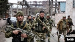 Muškarci iz čečenskog dobrovoljačkog bataljona Ahmat patroliraju željezarom u Mariupolju nakon što su je zauzeli od ukrajinske vojske.