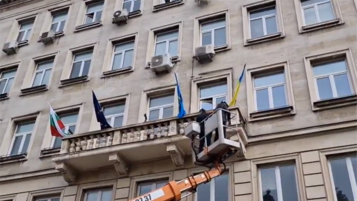 Двама депутати от проруската партия Възраждане“ свалиха знамето на Украйна