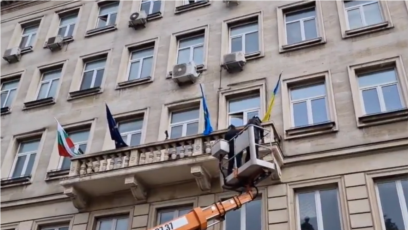 Двама депутати от проруската партия Възраждане свалиха знамето на Украйна