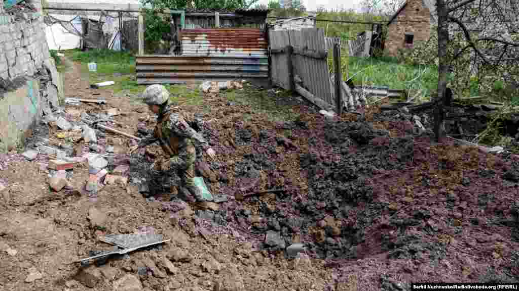 Українська військова піднімається з вирви від наслідків російського артобстрілу. Донецька область, 28 квітня 2022 року