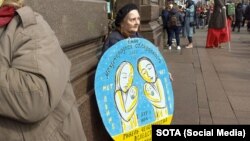 Активист Елена Осипова Санкт-Петербургдагы пикет учурунда. 1-май, 2022-жыл. 