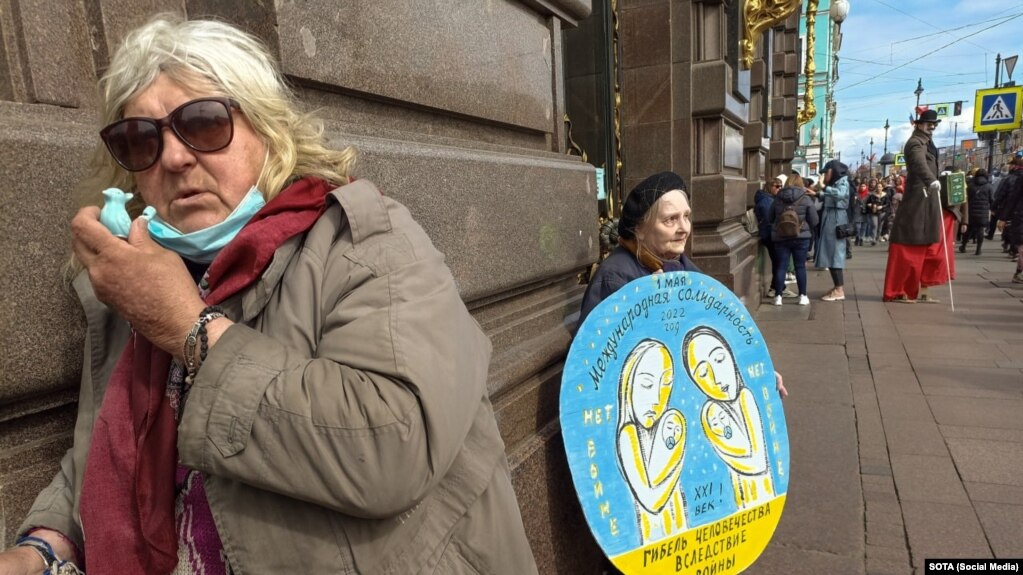 Люди виходили на одиночні пікети з плакатами з першотравневими та антивоєнними гаслами