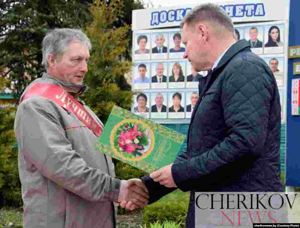 &laquo;Сьвята працы ў Чэрыкаве&raquo; адбывалася каля Дошкі гонару.