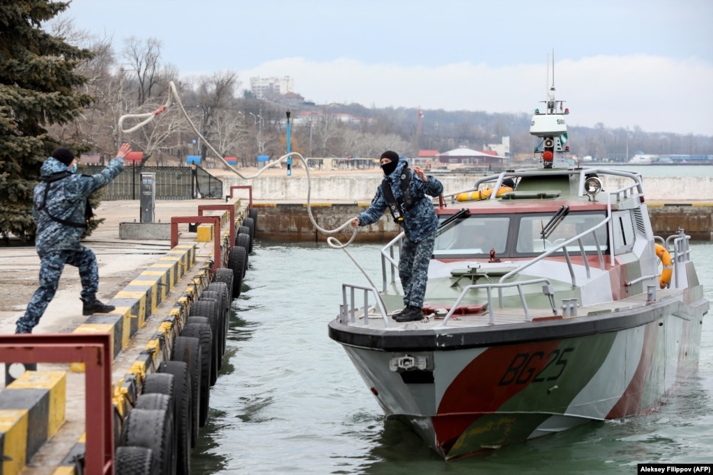 Një varkë ukrainase patrullimi duke u ankoruar në portin e Mariupolit vetëm dy javë para pushtimit rus që nisi më 24 shkurt.