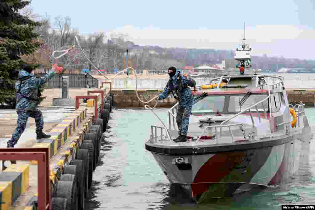 Ukrajinski patrolni brod privezan u luci Mariupolj samo dvije sedmice prije ruske invazije 24. februara. Na drugoj fotografiji: uništeno ukrajinsko plovilo u luci u aprilu 2022. godine.