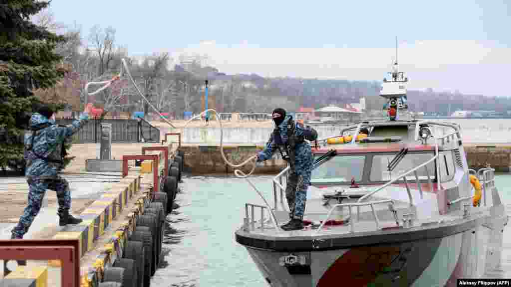 Ukrajinski patrolni brod privezan u luci Mariupolj samo dvije sedmice prije ruske invazije 24. februara. Na drugoj fotografiji: uništeno ukrajinsko plovilo u luci u aprilu 2022. godine.