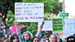 Aktivistët në protestë jashtë Gjykatës së SHBA-së për të mbrojtur të drejtat e abortit në qendër të Los Anxhelosit, më 3 maj 2022.