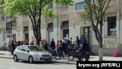 Черга біля пункту видачі допомоги біженцям у Севастополі, 3 травня 2022 року
