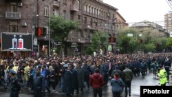 Сторонники оппозиции проводят шествие в центре Еревана. 2 мая 2022 г.