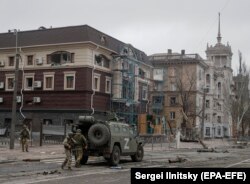 Militari ruși în centrul orașului Mariupol, Ucraina, 12 aprilie 2022.