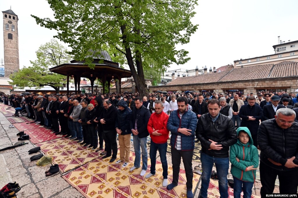 Besimtarët duke falur Fitër Bajramin jashtë Xhamisë Gazi-Husref Bej në Sarajevë.