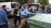 Полицейские задерживают протестующего в центре Еревана. 2 мая 2022 г.