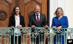 German Chancellor Olaf Scholz (center) welcomes Finnish Prime Minister Sanna Marin, (left) and Swedish Prime Minister Magdalena Andersson (right) for meetings near Berlin on May 3.