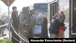 Мариупол шаарындагы тургундарды украин бийлигинин көзөмөлүндөгү аймактарга эвакуациялоо учуру.