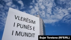 Në Kosovë, gjatë vitit 2022, është protestuar disa herë për rritje të pagave. Sipas Agjencisë së Statistikave në vend, paga mesatare bruto ka qenë rreth 480 euro.