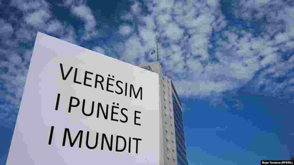 &quot;Vlerësim i punës e i mundit&quot;, ishte një nga mesazhet e punëtorëve drejtuar Qeverisë së Kosovës të udhëhequr nga Albin Kurti.&nbsp;