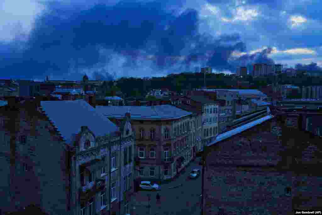 Над Львовом піднімається дим після того, як російські ракети вразили місто пізно ввечері 3 травня