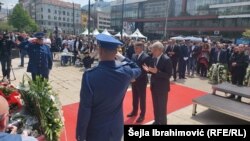 Ćlanovi Predsjedništva BiH Šefik Džaferović (D) i Željko Komšić (L) polažu cvijeće na spomen obilježje ubijenoj djeci Sarajeva, Sarajevo, 5. maj 2022.