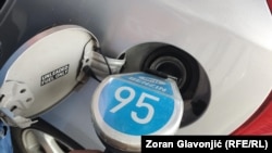 Ilustracija: Točenje goriva na pumpi Naftne industije Srbije 