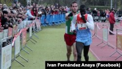 Az egyik legismertebb történet, ami 2012 decembere óta bejárta az internetet, az a kenyai futó Abel Mutai és a spanyol Ivan Fernández Anaya története. Mutai egy spanyol versenyen elsőként ért volna a célba, de a célvonal előtt lelassított, mert összezavarodott a jelzésektől. Fernández előbb kiabált neki, hogy menjen tovább, de amikor látta, hogy ezt nem érti a kenyai, akkor szószerint betolta őt a célba.