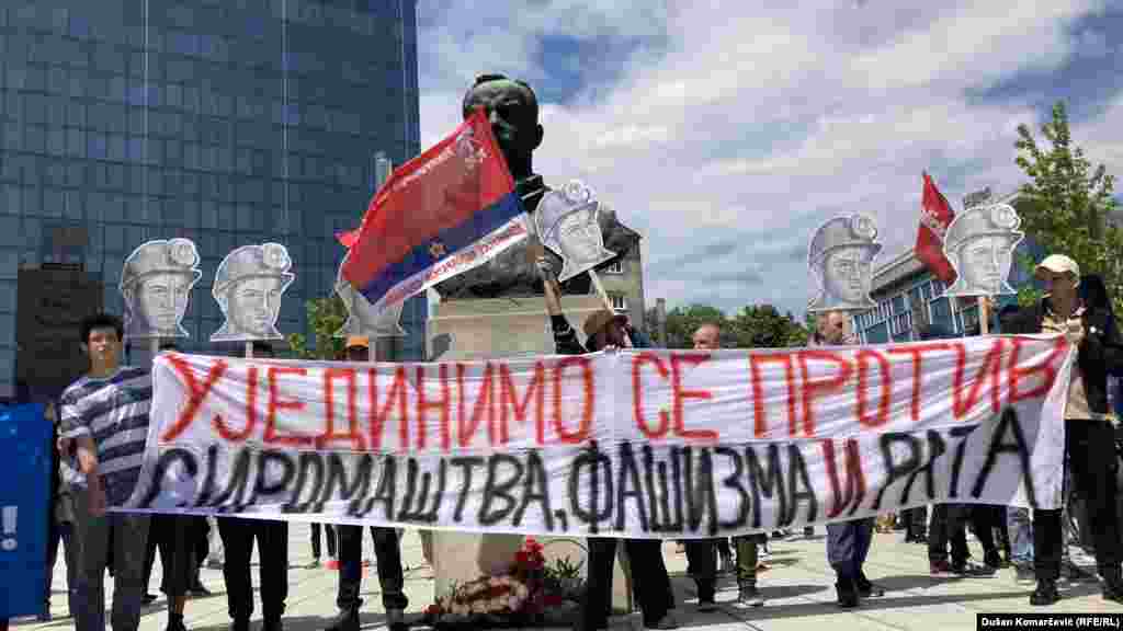 Na čelu kolone tokom protestne šetnje bio je veliki transparent na kojem je pisalo &quot;Ujedinimo se protiv siromaštva, fašizma i rata&quot;.