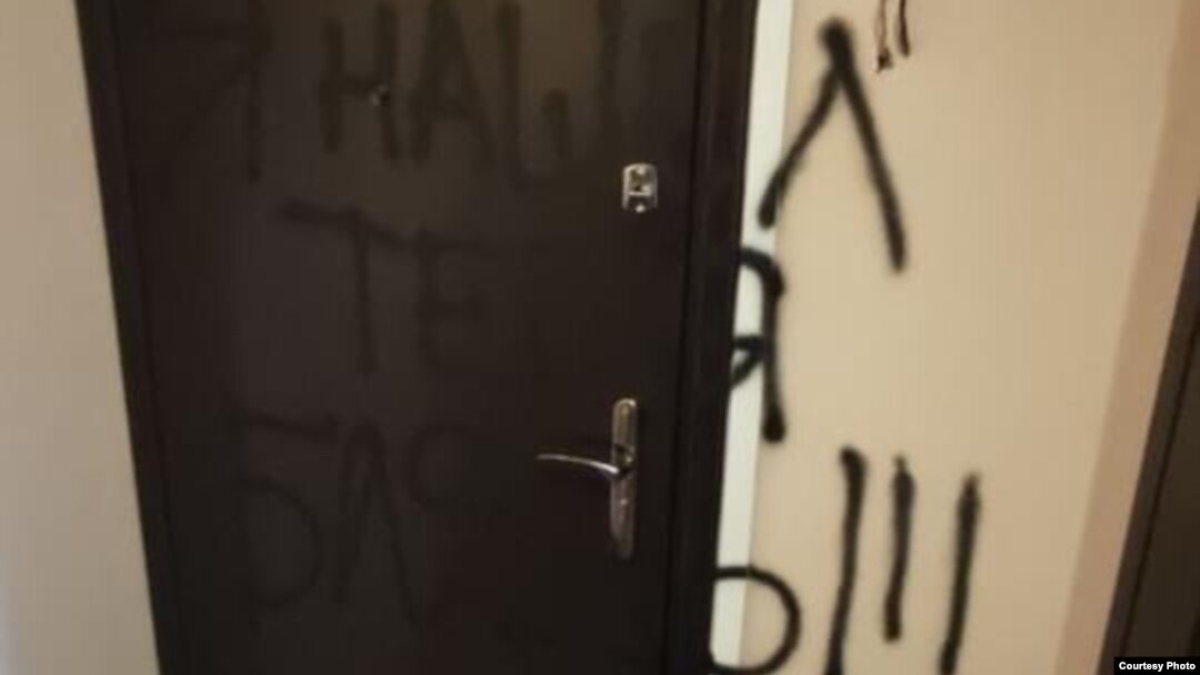 Входная дверь квартиры, в которой проживает журналистка