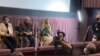 تصویری از حضور پرویز پرستویی در نشست پرسش و پاسخ فیلم «قصه‌های هزار و یک روز» در شهر لس‌آنجلس