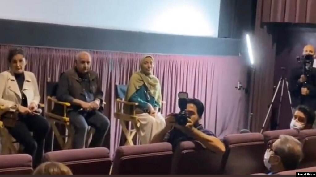 تصویری از حضور پرویز پرستویی در نشست پرسش و پاسخ فیلم «قصههای هزار و یک روز» در شهر لسآنجلس